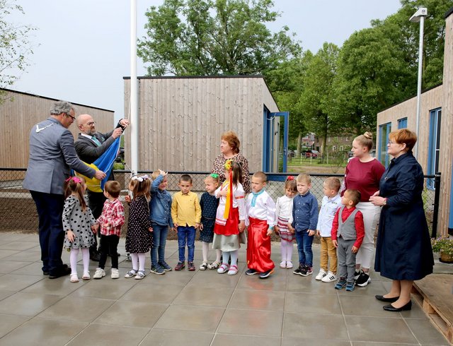 De Oekraïense vlag wordt gehesen bij de opening van het kindertehuis.