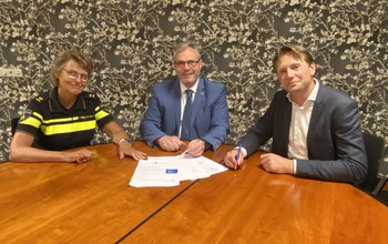 Politie en gemeente Neder-Betuwe ondertekenen het document.