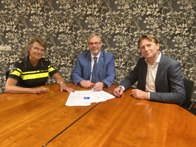 Politie en gemeente Neder-Betuwe ondertekenen het document.